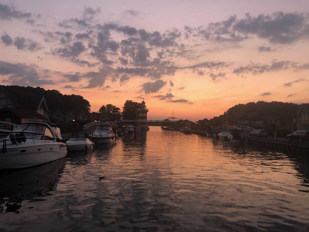 Gästehafen nach Sonnenuntergang