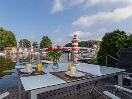 Ferienhaus-Terrasse mit Tisch