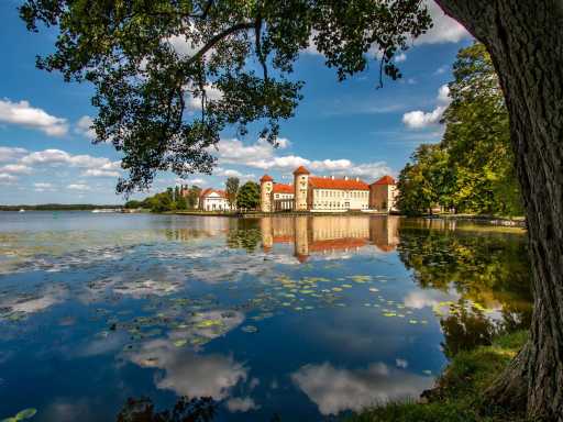 Das Schloss in Rheinsberg vom Park aus gesehen